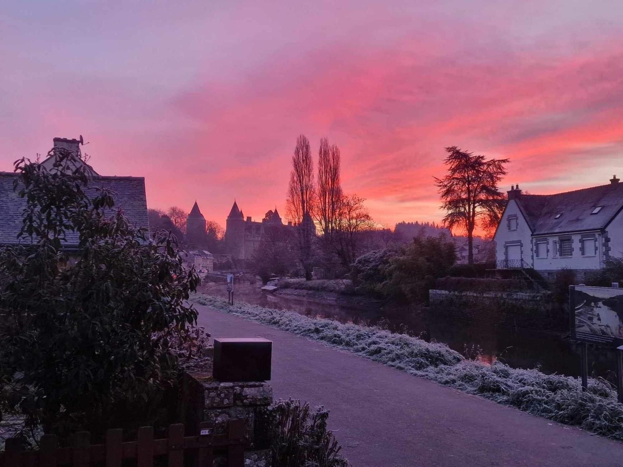 Gîte - Et à côté coule une rivière Josselin Esterno foto