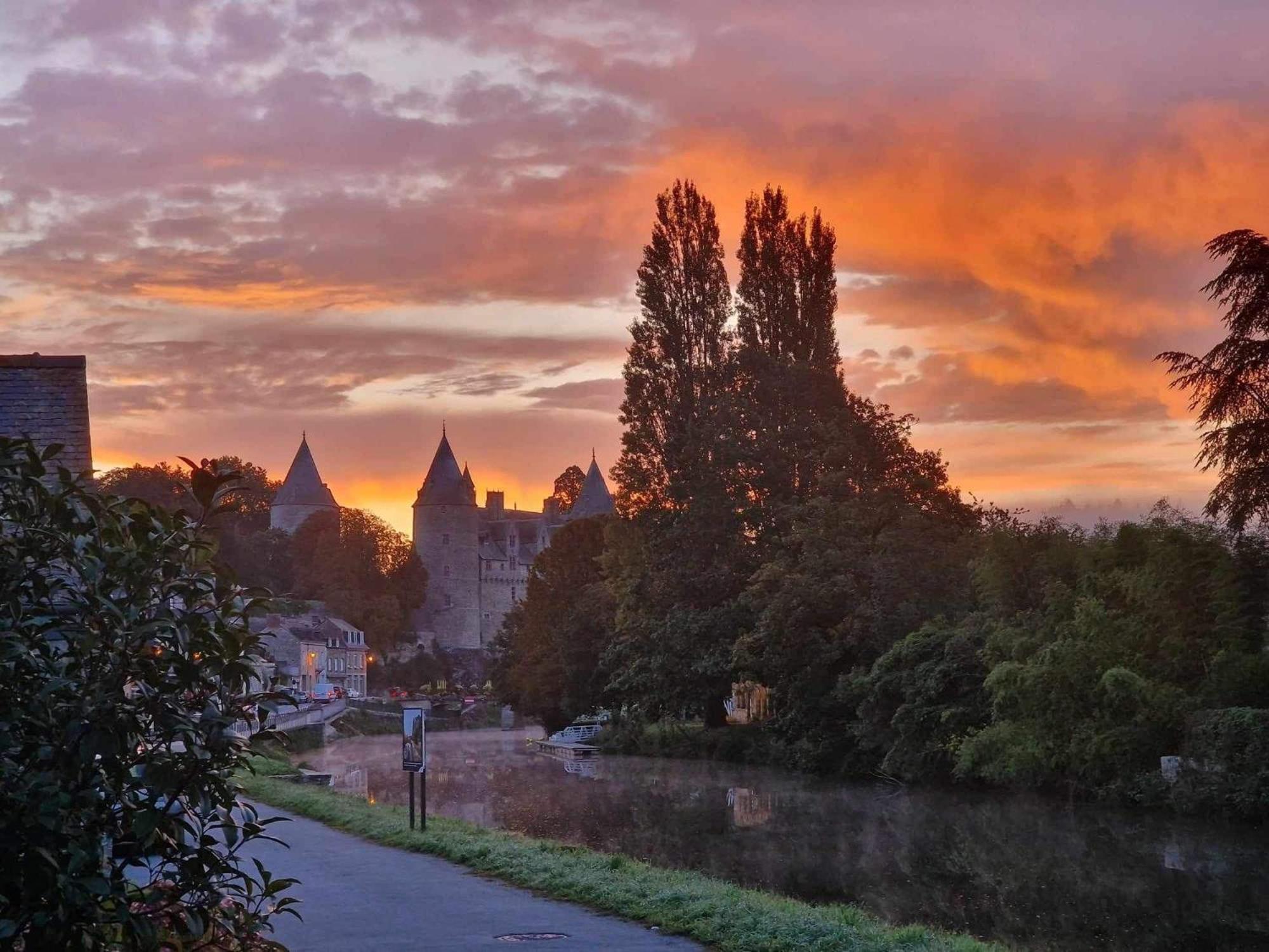 Gîte - Et à côté coule une rivière Josselin Esterno foto