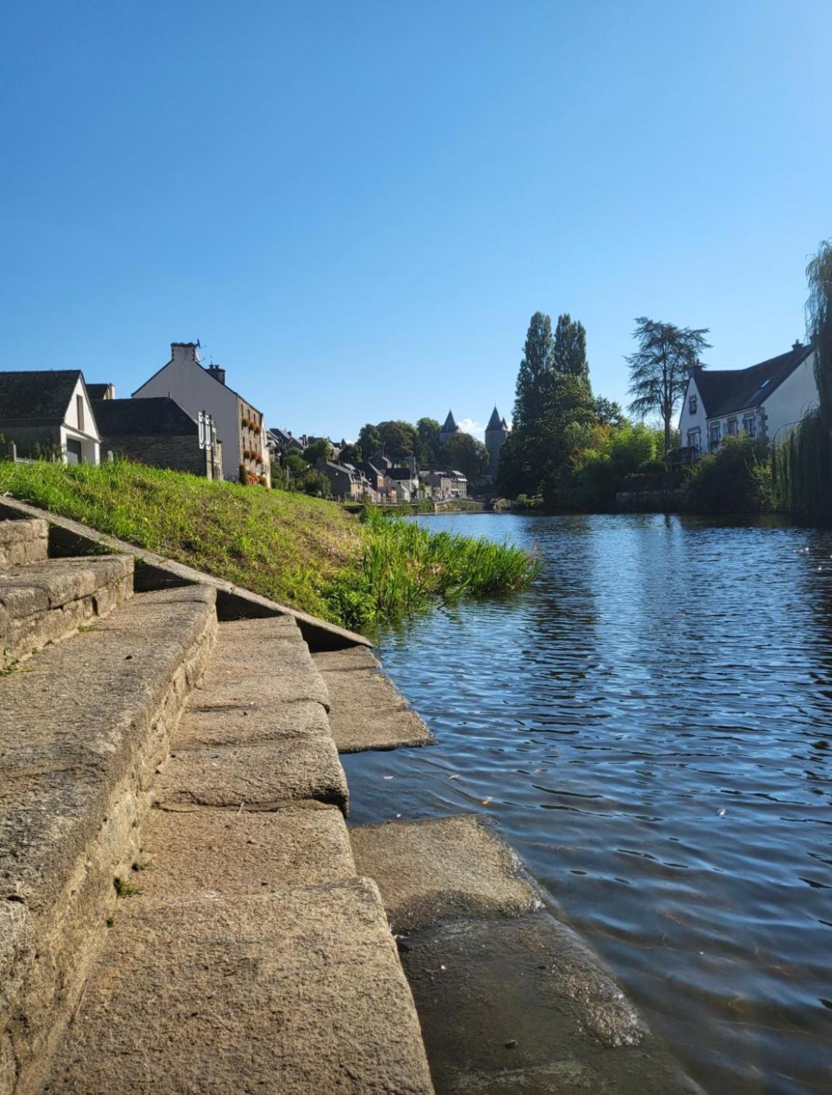 Gîte - Et à côté coule une rivière Josselin Esterno foto